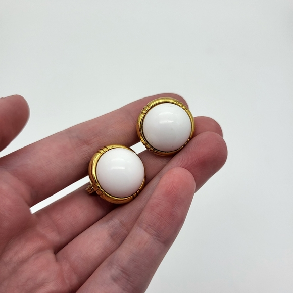 Vintage Monet clip on earrings - Picture 2 of 4